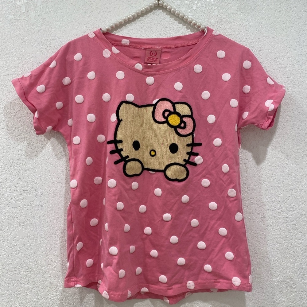 Polka dot pink shirt with embroidered kitty
